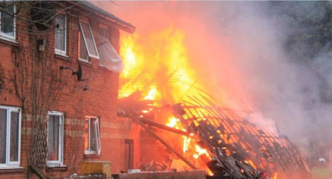 أسنة النيران تشتعل جراء انفجار المبنى