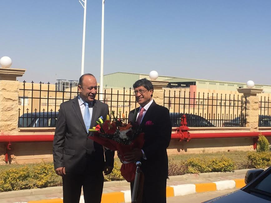 سفير الهند بالقاهرة لدى استقباله لاتتاح المصنع