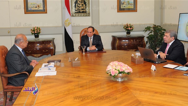 الرئيس السيسي ورئيس الوزراء ووزير المالية خلال الاجتماع