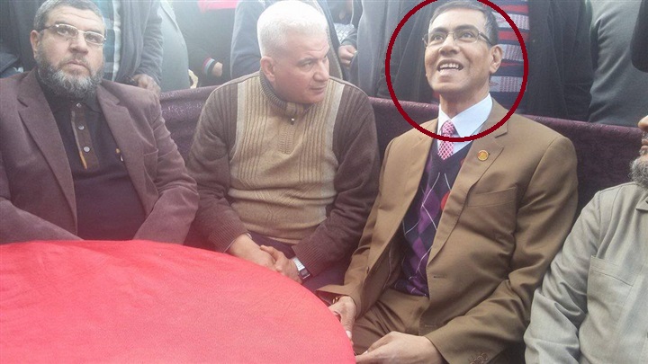 صورة منتحل صفة مندوب الرئاسة بعزاء عمر عبد الرحمن صورة منتحل صفة مندوب الرئاسة بعزاء عمر عبد الرحمن