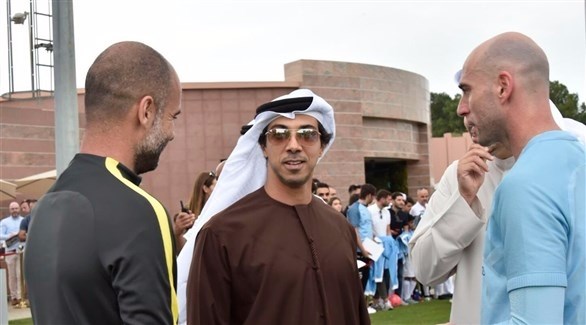 منصور بن زايد في حديث مع المدرب جوارديولا منصور بن زايد في حديث مع المدرب جوارديولا