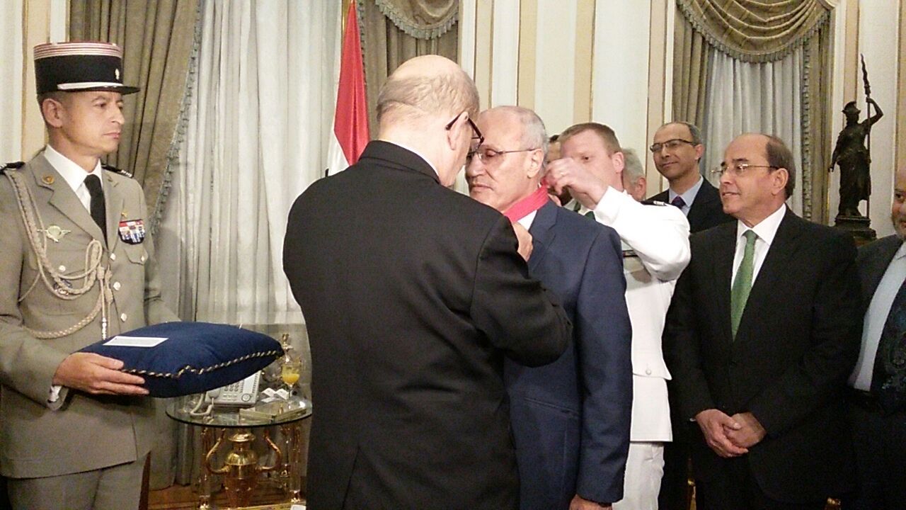 وزير الدفاع الفرنسي يقلد «العصار» وسام جوقة الشرف
