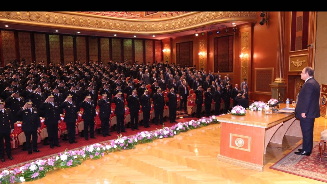 وزير الداخلية خلال اجتماعه مع ضباط الشرطة 