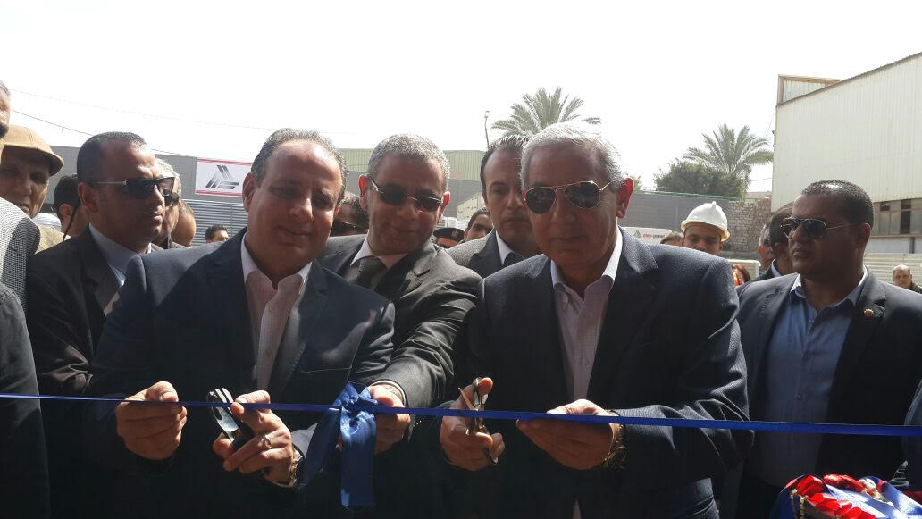 وزير الصناعة خلال افتتاح مشروعات ببرج العرب وزير الصناعة خلال افتتاح مشروعات ببرج العرب