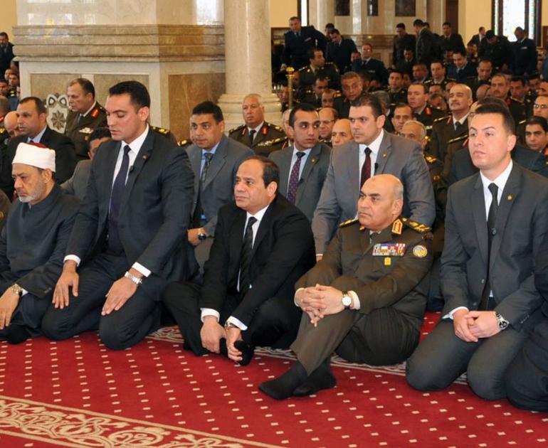 صورة أرشيفية - الرئيس السيسي يؤدي الصلاة صورة أرشيفية - الرئيس السيسي يؤدي الصلاة