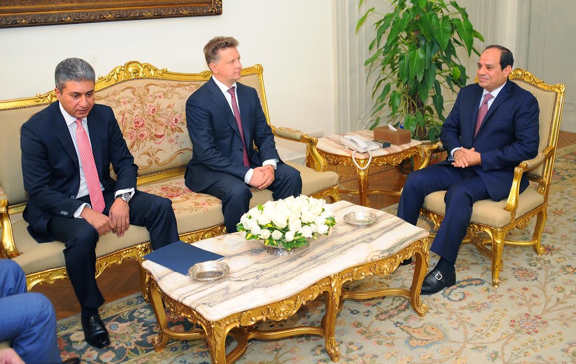 أرشيفية - الرئيس السيسي وشريف فتحى وزير الطيران المدني ووزير