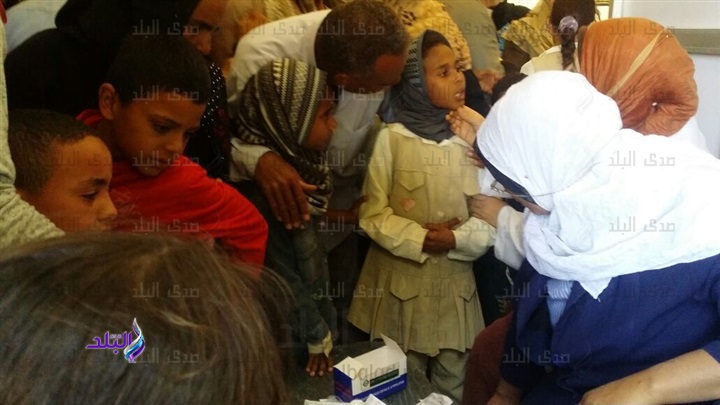 إجراء الكشف على إحدى الطالبات إجراء الكشف على إحدى الطالبات
