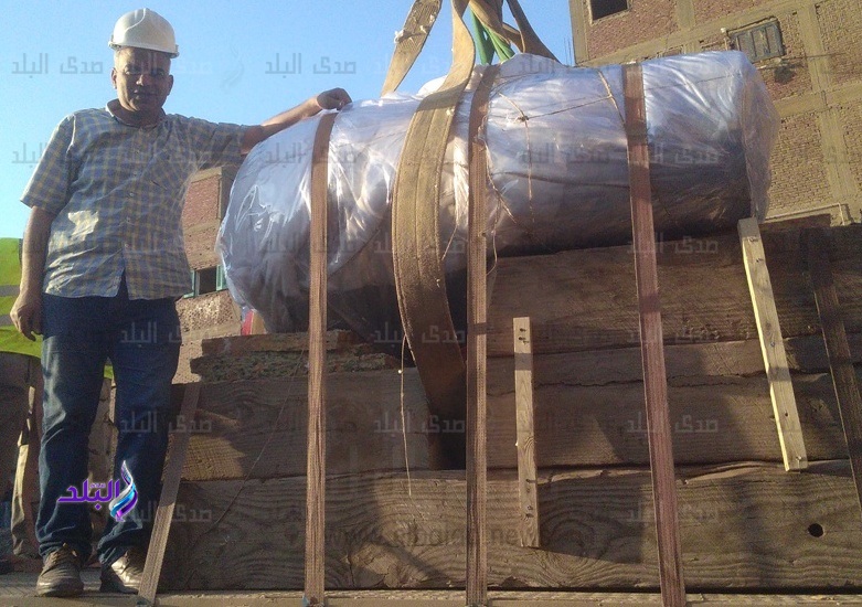 تثبيت تمثال المطرية أعلي سيارته