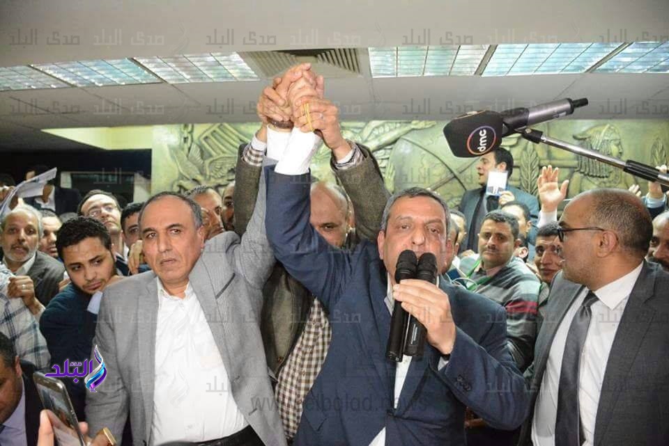 عبدالمحسن سلامة يحتضن قلاش