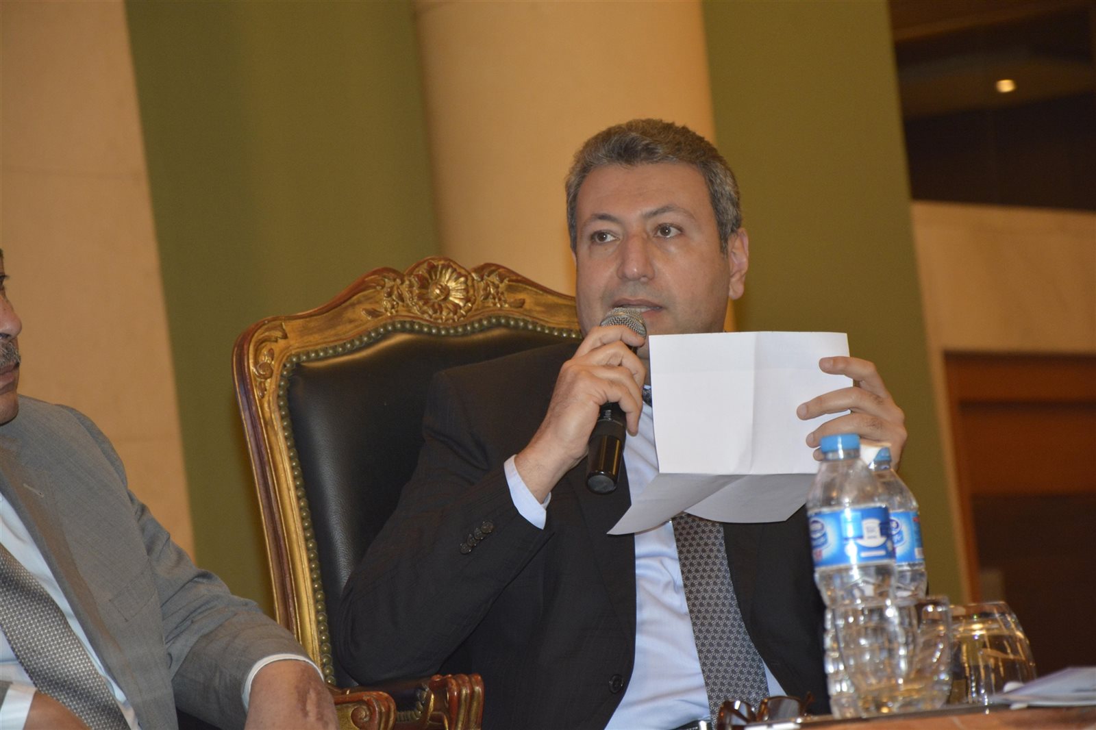 طارق شكرى خلال المؤتمر 