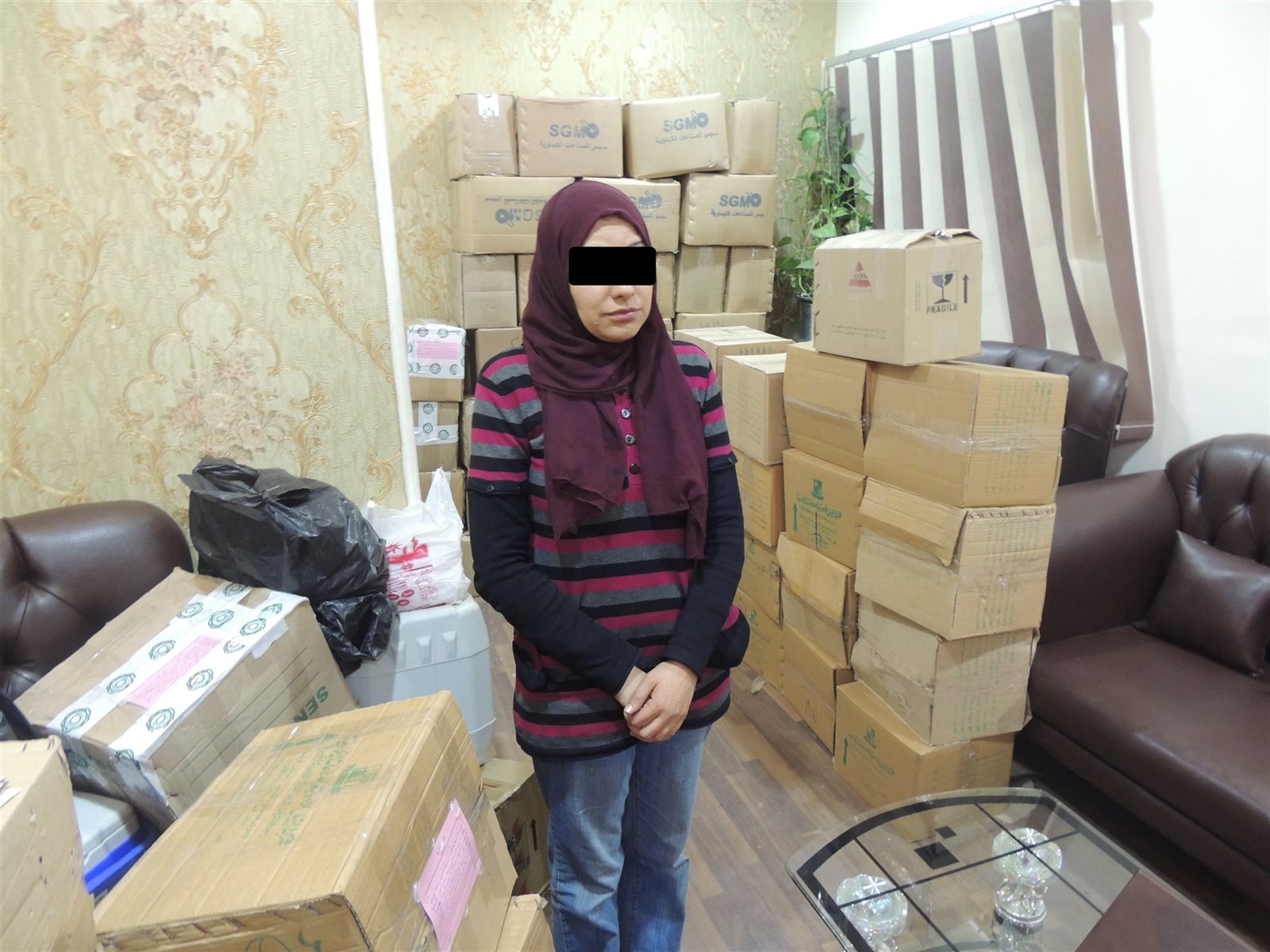 المتهمة ومعها المضبوطات المتهمة ومعها المضبوطات