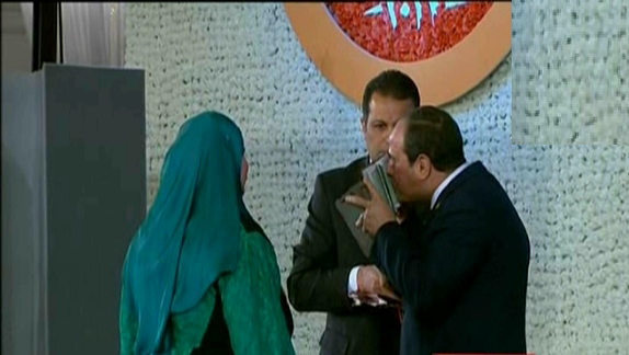 الام المثالية للفيوم تهدى الرئيس السيسى مصحفا