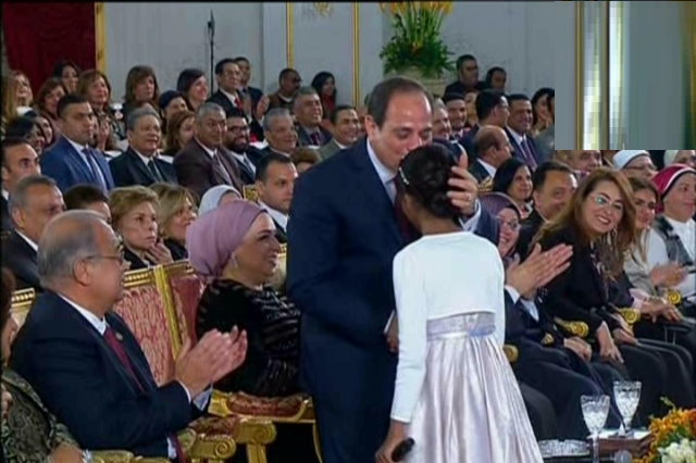 الرئيس السيسى يقبل طفلة فى احتفالية يوم المرأة المصرية
