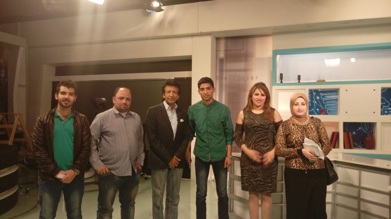 الفنان يوسف منصور مع فريق عمل البرنامج