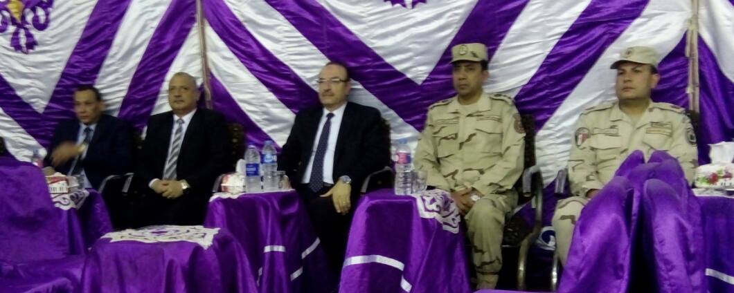 محافظ بني سويف يقدم واجب العزاء لأسرة الشهيد المقدم يحيى حسن