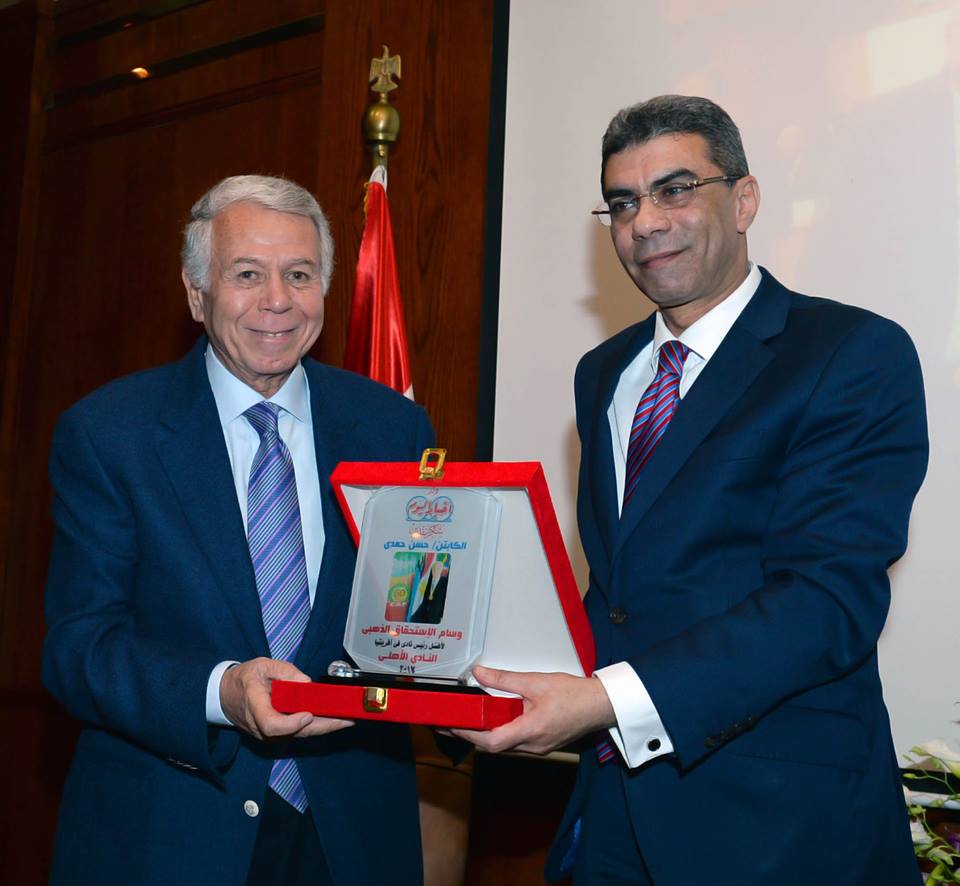 ياسر رزق يمنح حسن حمدى درع اخبار اليوم 