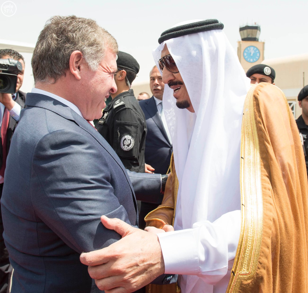 العاهل الأردني يستقبل خادم الحرمين العاهل الأردني يستقبل خادم الحرمين