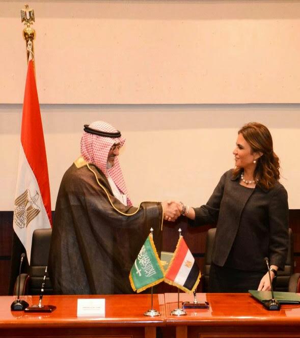 جانب من التوقيع 