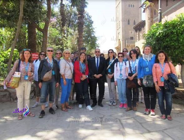 مدير القصر يتوسط أعضاء الجالية 