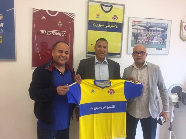 محمود وكمال مقلد فى لقطة تذكارية مع رئيس نادى الأسيوطى