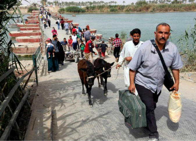 جسرا عائما جديدا على نهر دجلة للفارين