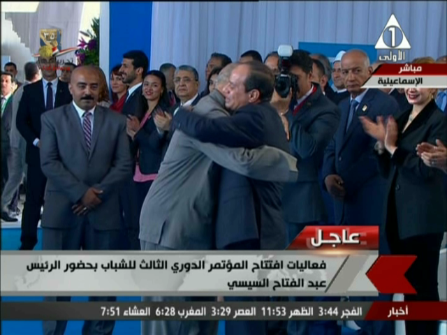 السيسي يحتضن احد الأبطال