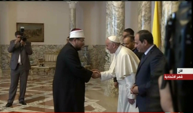 بابا الفاتيكان يصافح وزير الاوقاف 