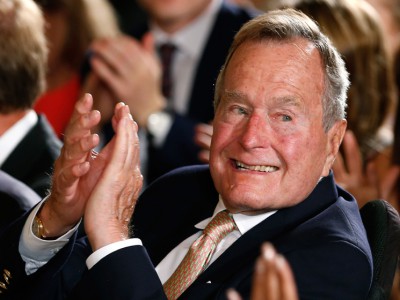 الرئيس الأمريكي الأسبق جورج بوش الأب