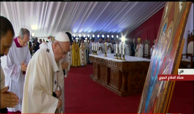 بابا الفاتيكان أثناء القداس