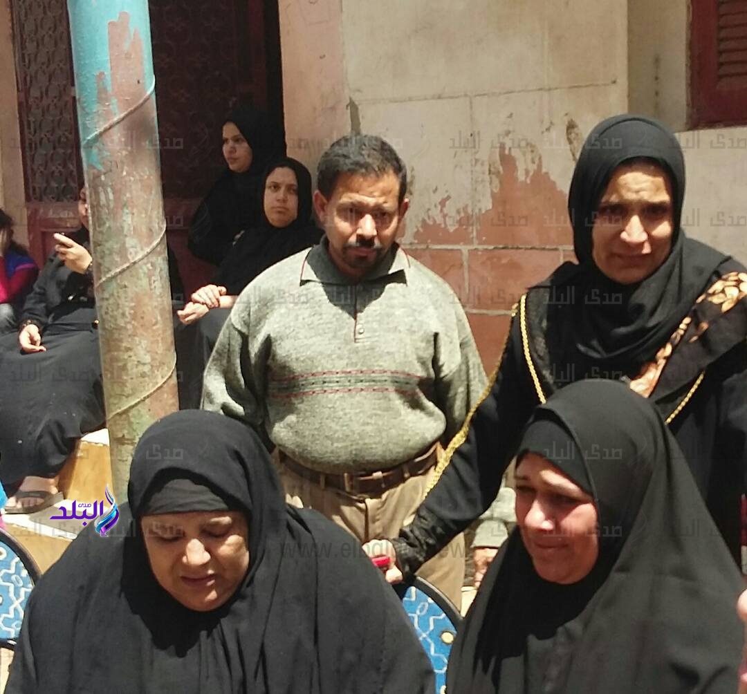 والدة الضحية وأحد جيرانه والدة الضحية وأحد جيرانه