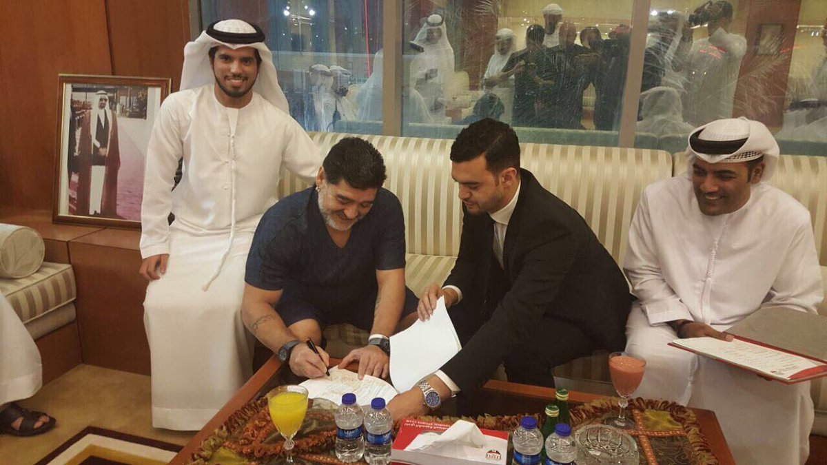 مارادونا اثناء توقيعه العقود مارادونا اثناء توقيعه العقود