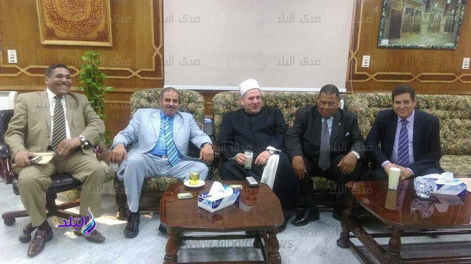 د. محمد أبو هاشم خلال لقائه برئيس الجامعة