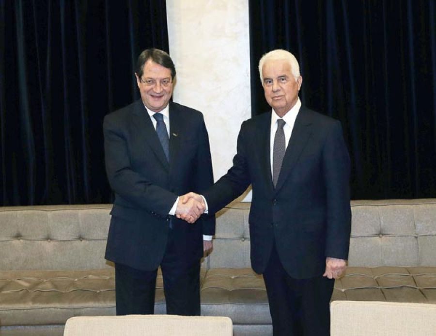 زعماء قبرص يستأنفون محادثات السلام 