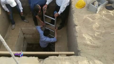 وزير الأثار يعاين المقبرة موضع الكشف في وقت سابق وزير الأثار يعاين المقبرة موضع الكشف في وقت سابق