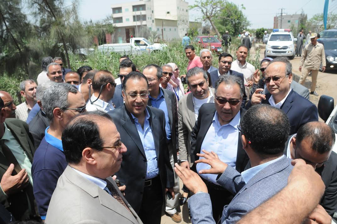 جانب من زيارة وزير الإسكان ووفد البنك الدولى لعزبة بهى الدين