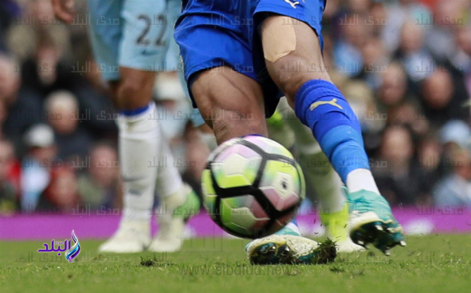 قدمي رياض محرز أثناء تنفيذ ركة الجزاء
