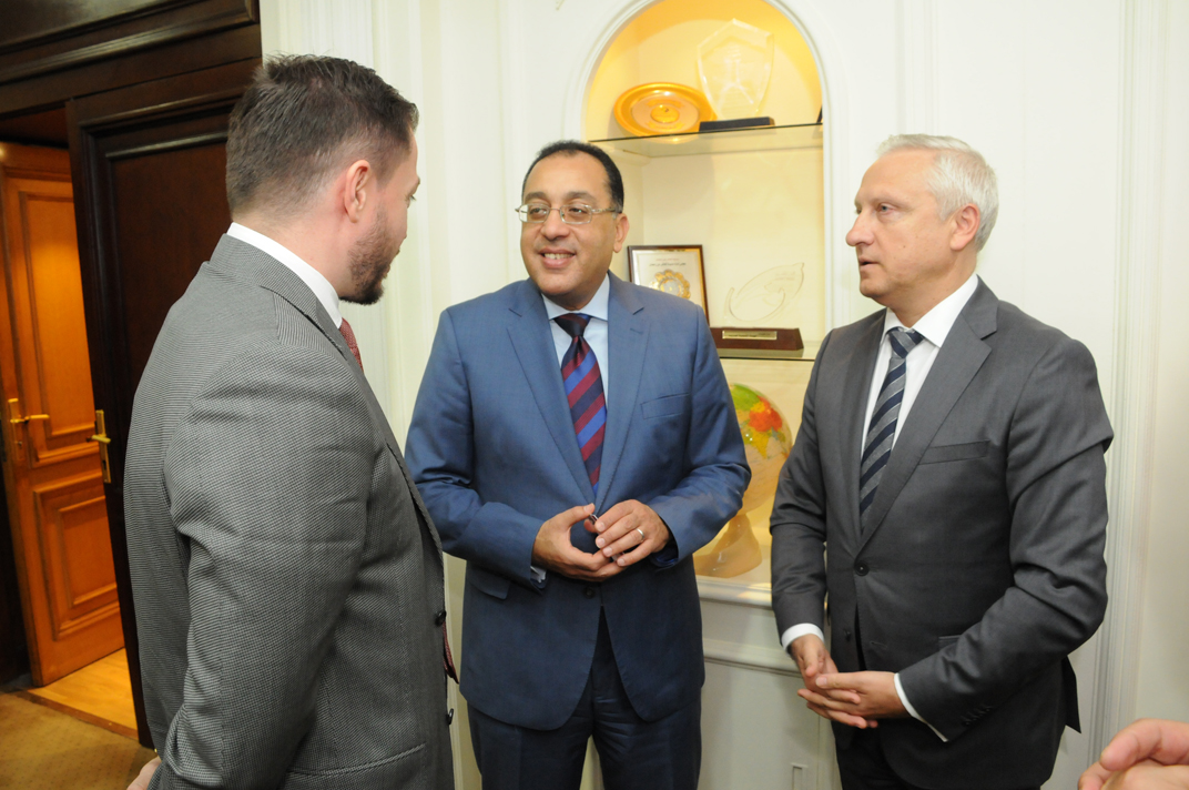 وزير الاسكان خلال اللقاء 