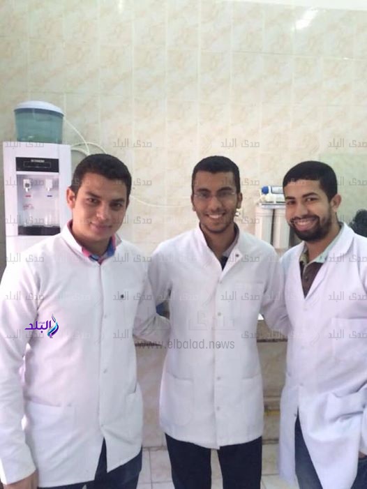  أبانوب جرجس يتوسط طلابين بطب أسنان الأزهر