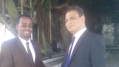 السفير وليد اسماعيل أثناء تسليم المساعدات السفير وليد اسماعيل أثناء تسليم المساعدات