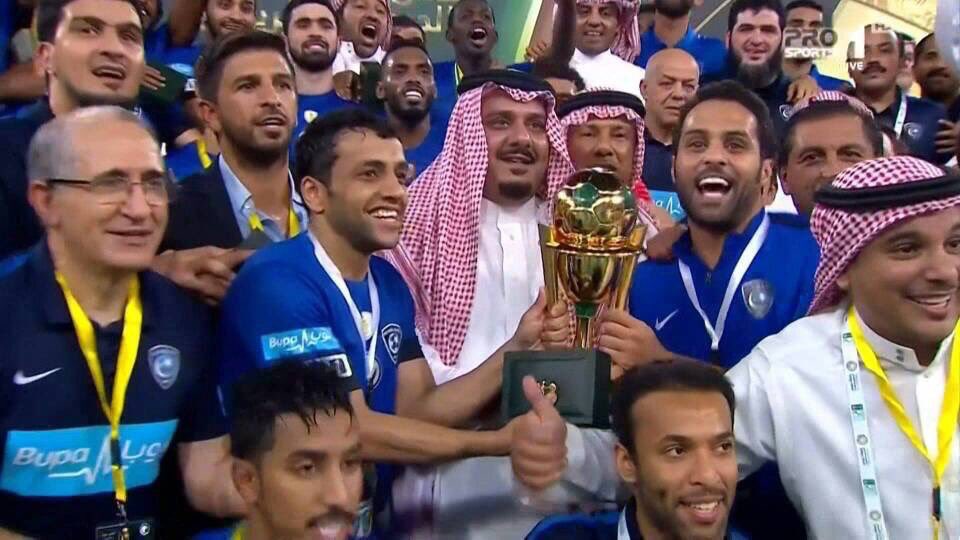 القحطاني يرفع الكأس 