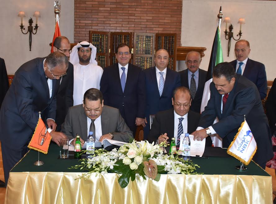 جانب من التوقيع  بحضور " الملا"