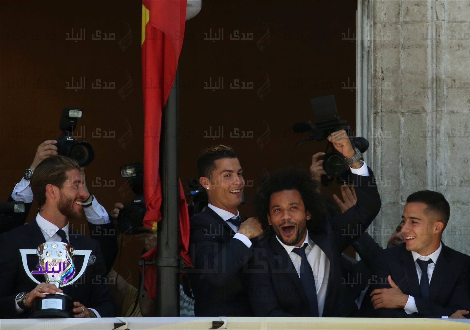 مارسيلو وسط احتفالات لاعبي الريال بالفوز بالليجا مارسيلو وسط احتفالات لاعبي الريال بالفوز بالليجا