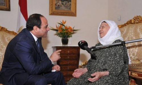 صورة أرشيفية- الحاجة زينب مع الرئيس 