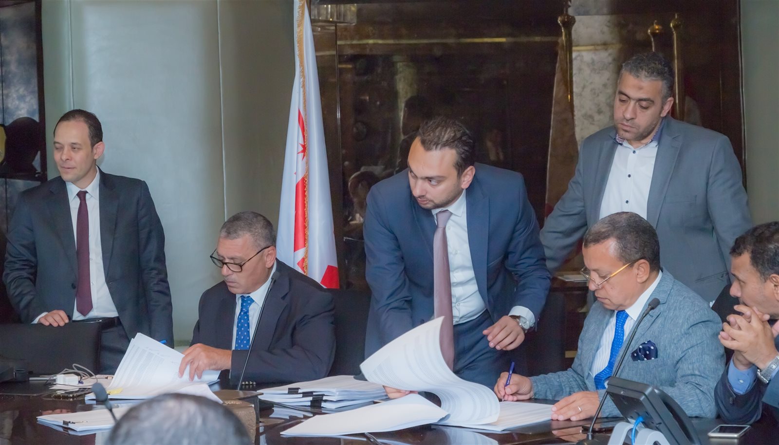 جانب من توقيع العقود جانب من توقيع العقود
