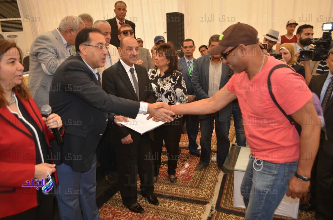 جانب من تسليم العقود 