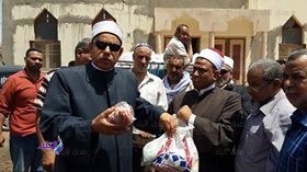 أوقاف أسيوط توزع شنط سلع غذائية ولحوم على الفقراء أوقاف أسيوط توزع شنط سلع غذائية ولحوم على الفقراء
