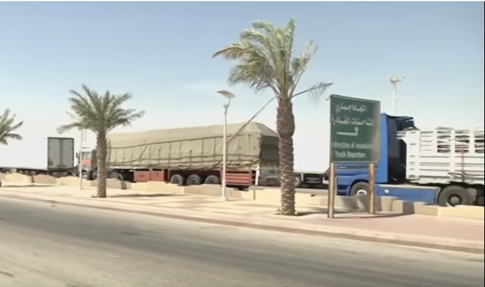 توقف الشاحنات في منفذ سلوي السعودي