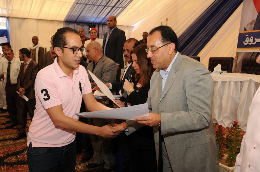 مدبولى يسلم عقود وحدات الشروق