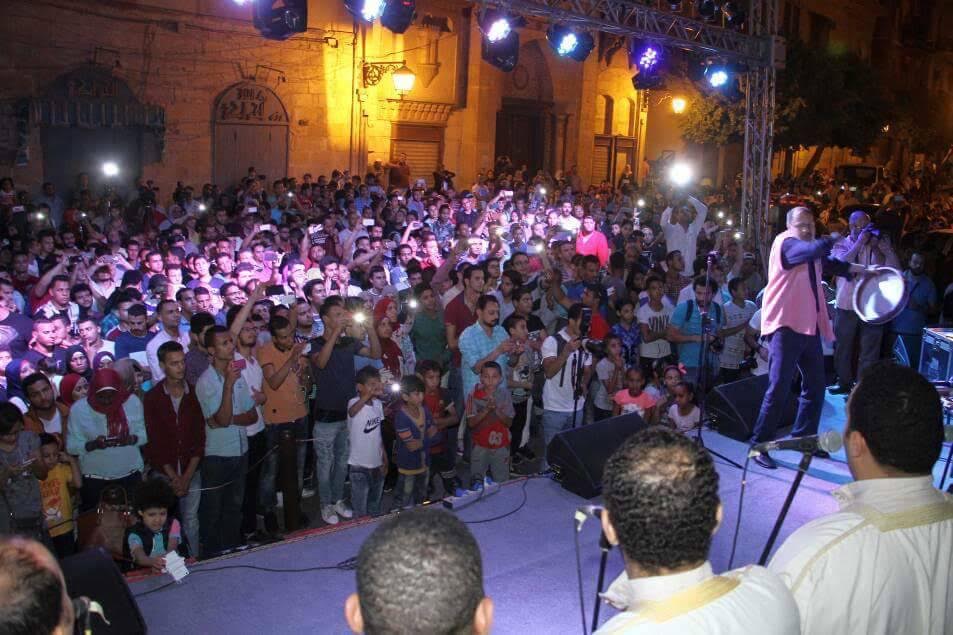  الجماهير أمام متحف النسيج بشارع المعز