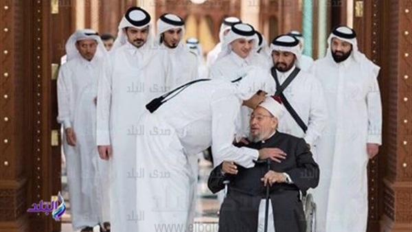 تميم يقبل رأس القرضاوي تميم يقبل رأس القرضاوي